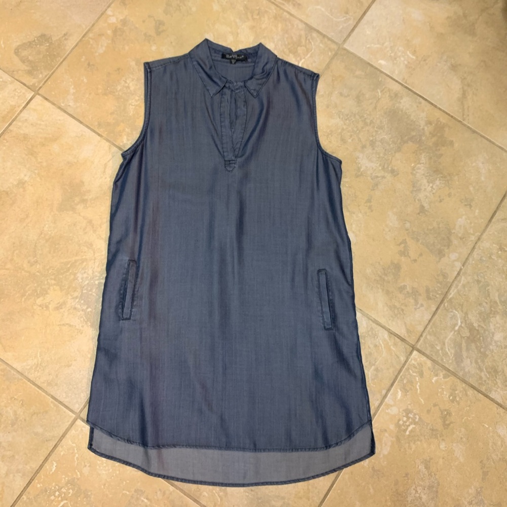 Sleeveless collared denim dress with pockets